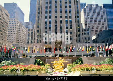 Rockefeller Center in Manhattan, New York City, New York, USA - Flaggen aufgereiht hintereinander außerhalb Stockfoto