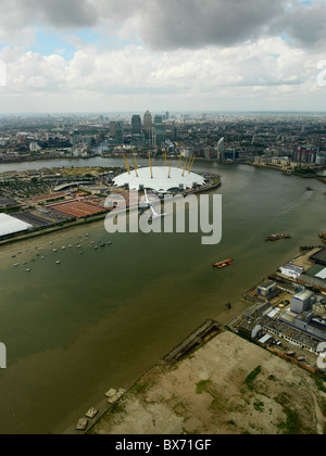 Millennium Dome auf der Greenwich Halbinsel und Canary Wharf, London Docklands, UK. Brachfläche im Vordergrund durch den Fluss. Stockfoto