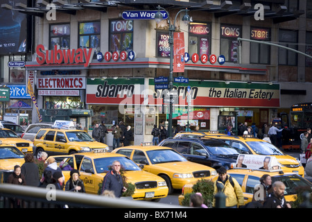 Im dicht gedrängten Bereich der 7th Avenue 33rd Street von Penn Station in New York City. Stockfoto