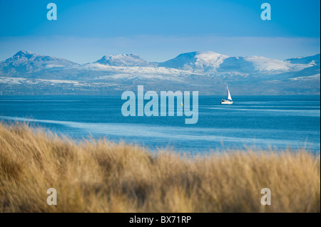 Berge von Nord-Wales gesehen von Pwllheli, Winternachmittag, Snowdonia Nationalpark, North Wales, UK Stockfoto