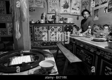tibetische Mann in seinem Haus, Derge, Sichuan, china Stockfoto