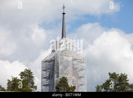 Kunststoffplatten für den Turm der evangelische Holzkirche am Lapinlahti während der Renovierungsarbeiten, Finnland Stockfoto