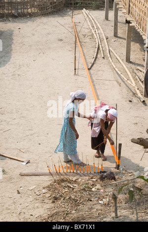 Assamesisch Stammes-Dorffrauen Spinnen Sari Länge Baumwolle, Majuli Insel, Assam, Indien, Asien Stockfoto