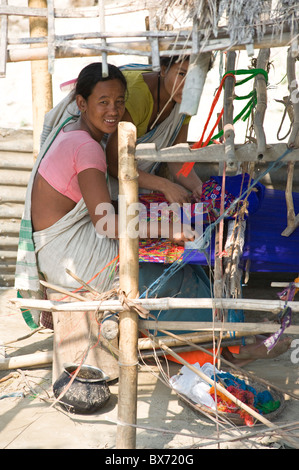 Assamesisch Stammes-Dorffrauen Spinnen Baumwolle an heimischen Webstuhl, Majuli Insel, Assam, Indien, Asien Stockfoto