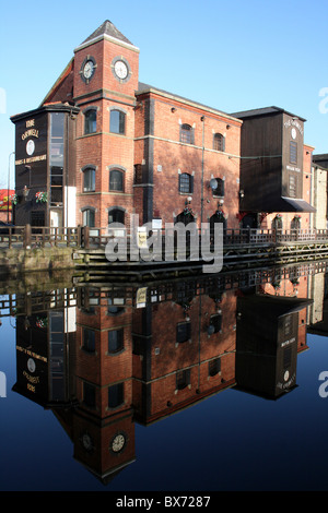 Reflexion der "Orwell" Bar am Wigan Pier In der Leeds - Liverpool Kanal, UK Stockfoto