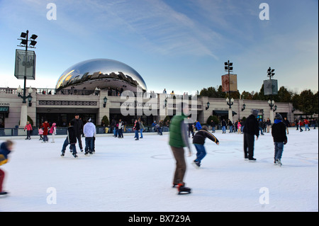 Eis-Eisbahn und Cloudgate Sculpture/The Bean (Anish Kapoor), Millennium Park, Chicago, Illinois, USA Stockfoto