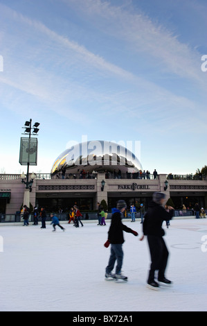 Eis-Eisbahn und Cloudgate Sculpture/The Bean (Anish Kapoor), Millennium Park, Chicago, Illinois, USA Stockfoto