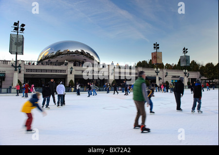 Eis-Eisbahn und Cloudgate Sculpture/The Bean (Anish Kapoor), Millennium Park, Chicago, Illinois, USA Stockfoto