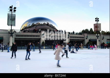 Eis-Eisbahn und Cloudgate Sculpture/The Bean (Anish Kapoor), Millennium Park, Chicago, Illinois, USA Stockfoto