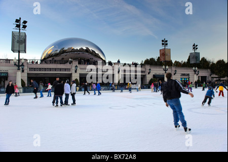 Eis-Eisbahn und Cloudgate Sculpture/The Bean (Anish Kapoor), Millennium Park, Chicago, Illinois, USA Stockfoto