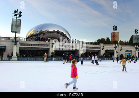 Eis-Eisbahn und Cloudgate Sculpture/The Bean (Anish Kapoor), Millennium Park, Chicago, Illinois, USA Stockfoto