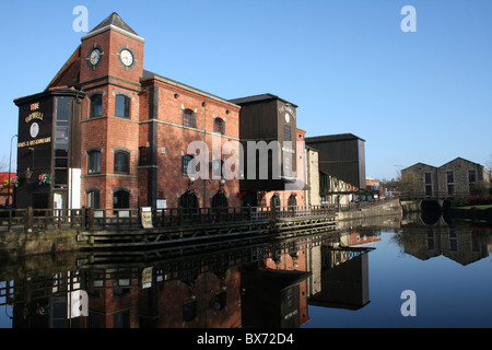 Reflexion der "Orwell" Bar am Wigan Pier In der Leeds - Liverpool Kanal, UK Stockfoto