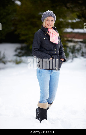 Frau zu Fuß im Schnee Stockfoto