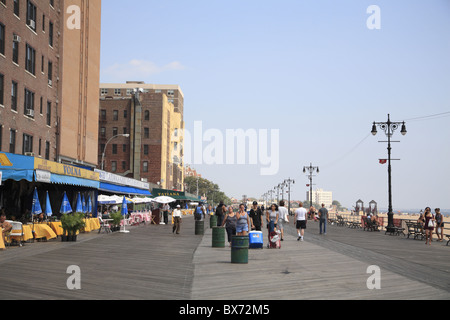 Brighton Beach Boardwalk, Klein-Russland, Brooklyn, New York City, Vereinigte Staaten von Amerika, Nordamerika Stockfoto