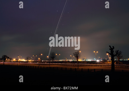 Lichtspur aus einem Flugzeug von London Heathrow Airport England ausziehen Stockfoto