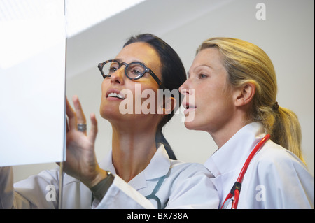 Ärzte betrachten einer Datei Stockfoto