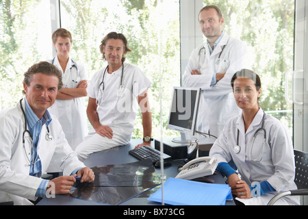 Ärzte treffen, um Dateien zu diskutieren Stockfoto