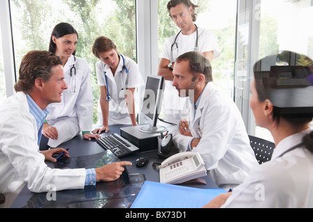 Ärzte treffen, um Dateien zu diskutieren Stockfoto