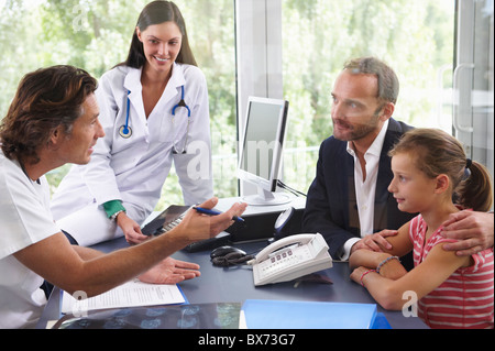 Ärzte mit Patienten im Büro Stockfoto