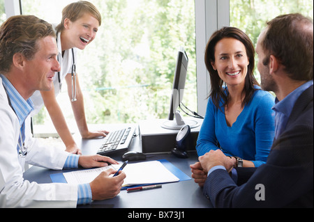 Ärzte mit Patienten im Büro Stockfoto