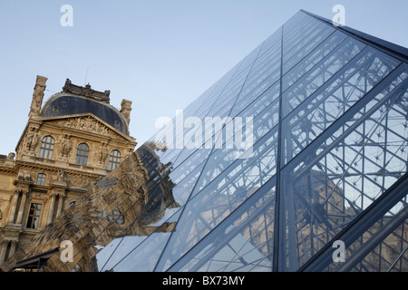 Pyramide, entworfen von Ieoh Ming Pei, Louvre-Museum, Paris, Frankreich, Europa Stockfoto