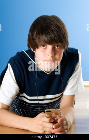 iPod iPod hören Musik hörte der junge Mann laute Lautstärke auf Teenager spielen Ohren Schaden beschädigt taub Taubheit Stockfoto