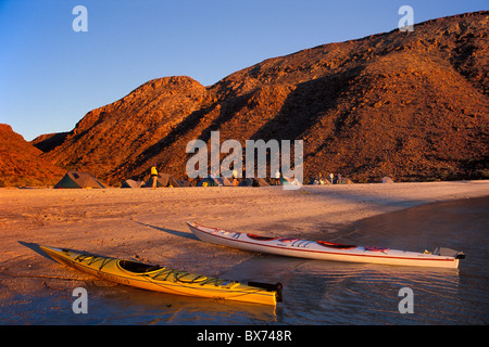 Kajak Tour Basislager am Candelera Strand auf der Insel Espiritu Santo in der Sea of Cortez in der Nähe von La Paz, Baja California Sur, Mexiko. Stockfoto