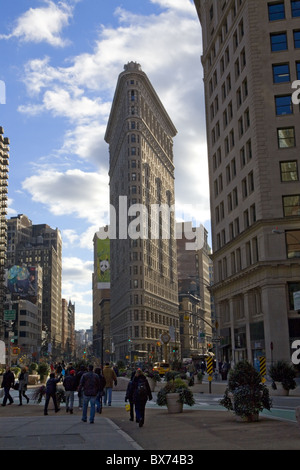 Blick nach Süden am Flatiron Building an der 23. Straße, in der 5. Avenue und Broadway in New York City Cross Stockfoto