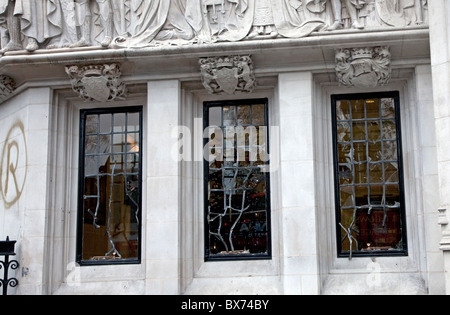 Nachwirkungen der Studentendemonstration in Parliament Square, London: kaputte Fenster des Supreme Court Gebäude Stockfoto