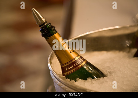 Sekt in einem Eiskübel in Les Ambassadeurs Restaurant im Hotel de Crillon auf der Place De La concorde Stockfoto