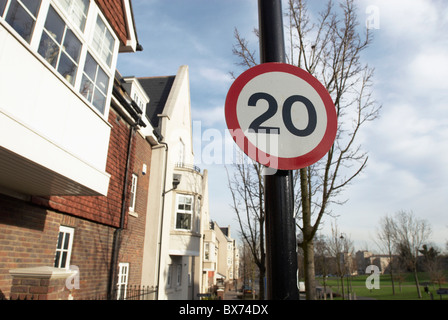 20 km/h Höchstgeschwindigkeit Zeichen eindringen Park Kent UK Stockfoto