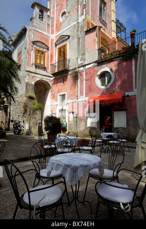 Eines alten Palazzo auf einer Terrasse in Ravello, Costiera Amalfitana, UNESCO World Heritage Site, Kampanien, Italien, Europa Stockfoto