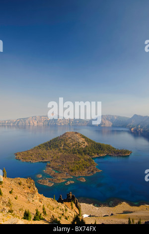 USA, Oregon, Crater Lake Nationalpark, Kratersee und Wizard Island Stockfoto