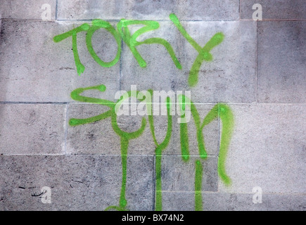 Nachwirkungen der Studentendemonstration in Parliament Square, London; Graffiti am Supreme Court Gebäude Stockfoto