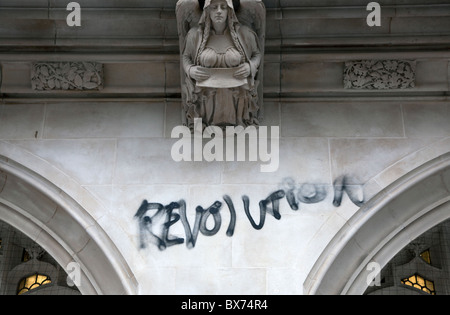 Nachwirkungen der Studentendemonstration in Parliament Square, London; Graffiti am Supreme Court Gebäude Stockfoto