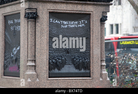 Nachwirkungen der Studentendemonstration in Parliament Square, London; Graffiti auf Basis der statue Stockfoto