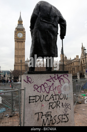 Nachwirkungen der Studentendemonstration in Parliament Square, London; Graffiti auf Churchill statue Stockfoto