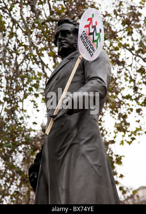 Nachwirkungen der Studentendemonstration in Parliament Square, London; Plakat auf Statue von Palmerston Stockfoto