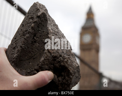 Nachwirkungen der Studentendemonstration in Parliament Square, London: Rock Art Polizei beworfen Stockfoto