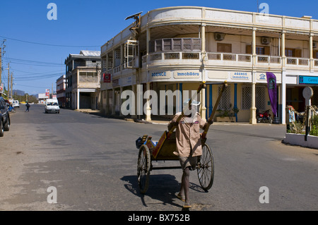 Mann mit seiner Rikscha in Diego Suarez (Antsiranana), Madagaskar, Afrika Stockfoto