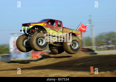 Monster Truck Schlangenbiss bei Freestyle-Wettbewerb bei 4 x 4 Off-Road-Jamboree Monster Truck Show in Lima, Ohio. Stockfoto