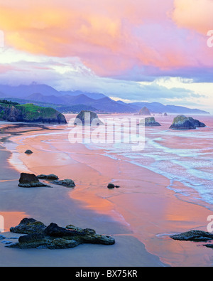Spektakulären Sonnenaufgang aussehende Süden vom Ecola Staatspark über Crescent Beach in Richtung Cannon Beach, Oregon Stockfoto