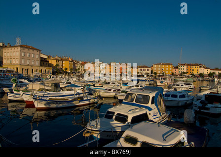 Kleine Boote im Hafen von Rovinj, Istrien, Kroatien, Europa Stockfoto