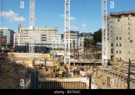 Turmdrehkrane vor Ort von den Einkaufs- und Büro Komplex, der eine neue Änderung im Aufbau St Pauls City of London UK Stockfoto