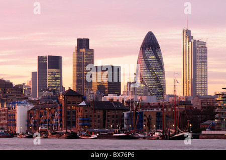 Stadt von London Skyline in der Abenddämmerung einschließlich Tower 42 und 30 St Mary Axe Heron-Tower von Bermondsey, London, England, UK Stockfoto