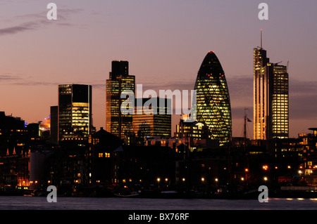 Stadt von London Skyline bei Nacht einschließlich Tower 42 und 30 St Mary Axe Heron-Tower von Bermondsey, London, England, UK Stockfoto