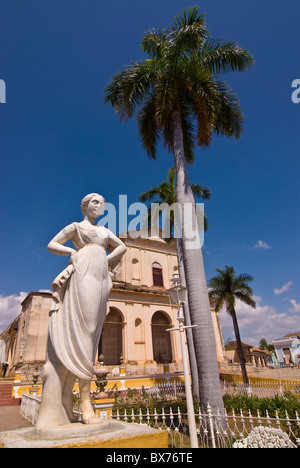 Statue vor der Plaza Mayor mit Iglesia Parroquial De La Santisima Trinidad, Trinidad, UNESCO World Heritage Site, Kuba Stockfoto