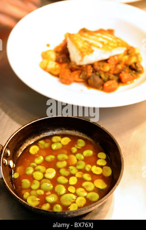 Eine Sauce aus geschälten Saubohnen in Vorbereitung und ein weißer Fisch Hauptgericht bei The Hardwick in der Nähe von Abergavenny 2008 Stockfoto