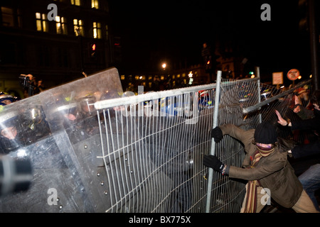 Verteidigung gegen Metallzaun verwendet als Rammbock während Student Riot Polizei Stockfoto