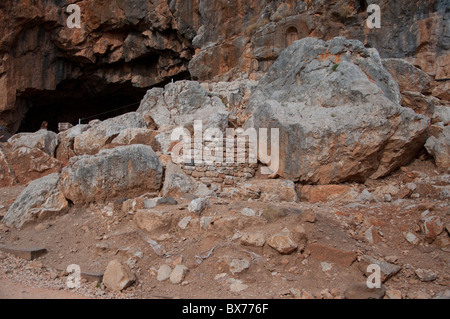 Die Grotte des Gottes Pan in der Nähe der verlassenen Stadt Cäsarea Philippi. Stockfoto